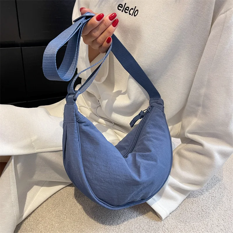 Есенно-зимни дамски нова чанта за кнедлите от нейлонового материал през рамо, лека малка чанта, модерна чанта на сто раменете