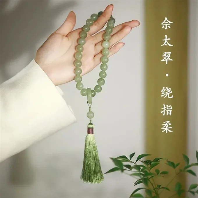 Аксесоари Hanfu в комбинация със старинни влязат с украшения-гривни от зелен нефрит, културни и игрив влязат с украшения-гривни от корен на Бодхи с восемнадцатью преплетени кичури, мека кърпа