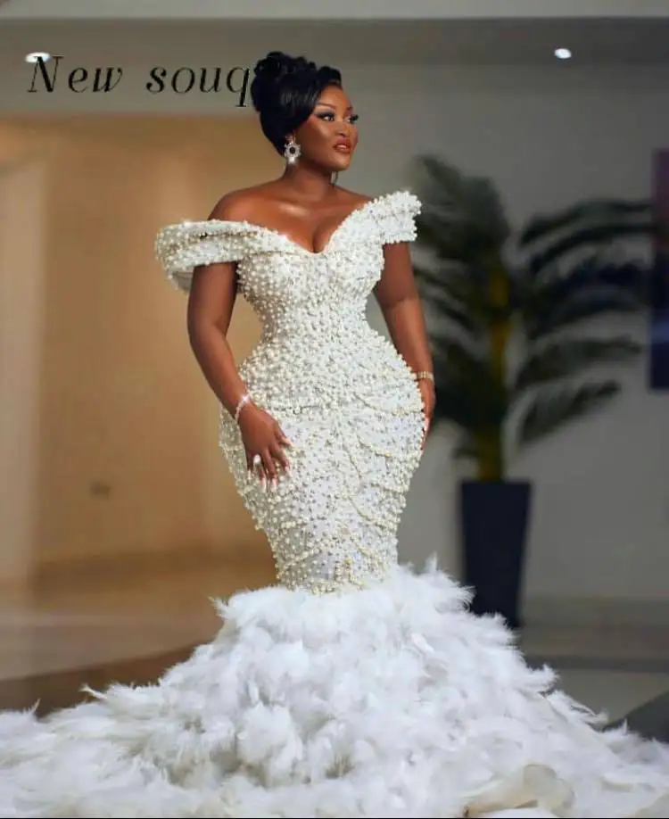 Африкански сватбени рокли на Русалка с пера големи размери с открити рамене за булки, Нигерийски сватбени рокли с тежки бисери, бродирани с мъниста, 2024