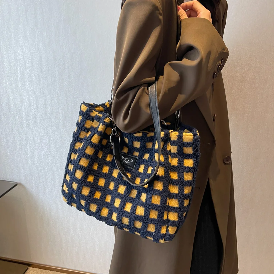Есен нова дамски голям клетчатая чанта-тоут с плюшени ламперия, модерна чанта през рамо от изкуствена кожа, зимни луксозна плюшен чанта за пазаруване