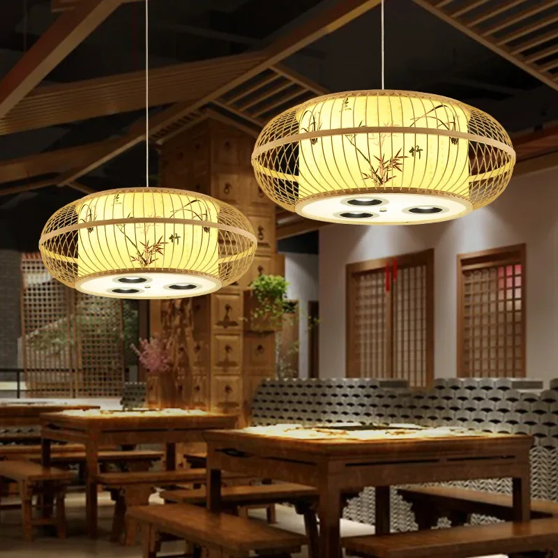 Китайски ресторант с бамбук полилеи и креативни лампи в японски стил с точечными лампи