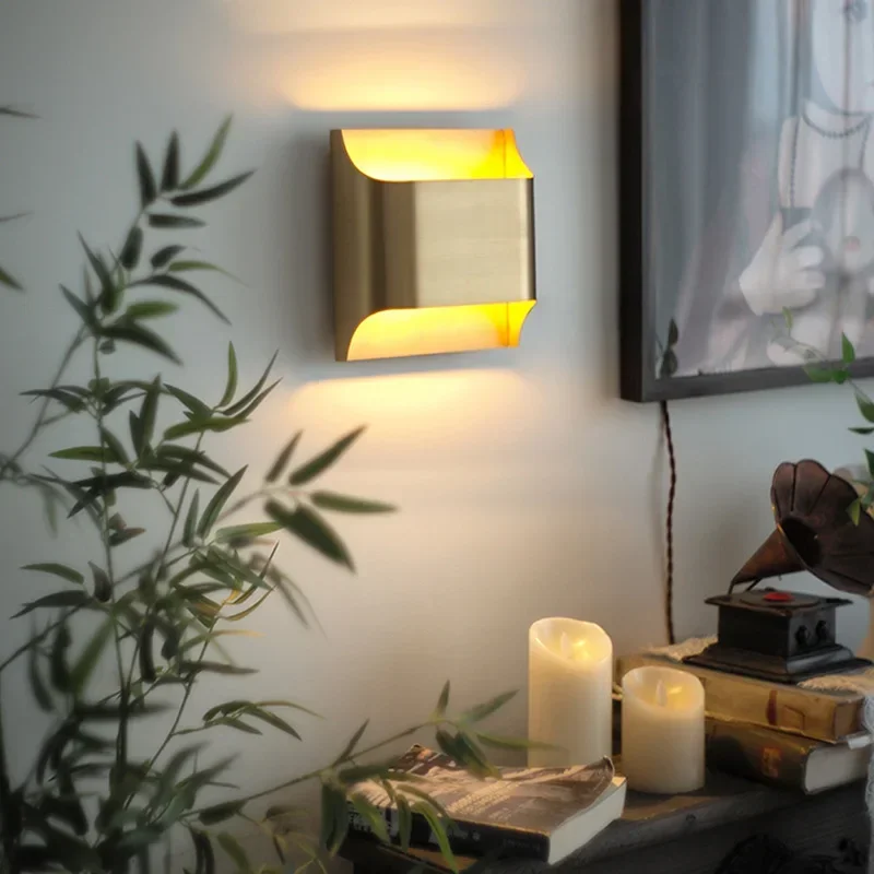 Модерен мед, с монтиран на стената лампа, за Златната Светлина Лукс За хола Прикроватной нощни шкафчета спални Стенни Стълба на Лампата, за да премине Креативна лампа