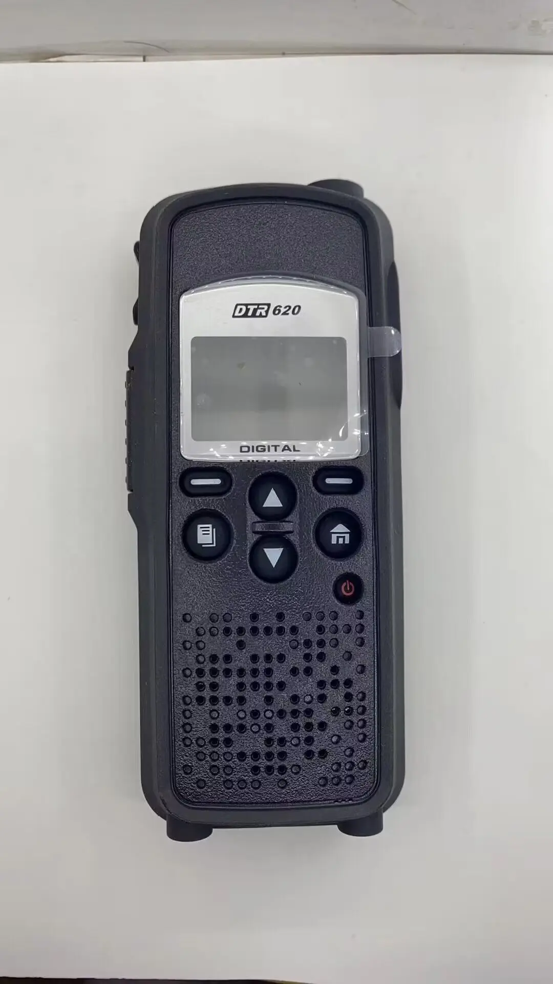 На предния панел на корпуса за цифрова преносима радиостанция Motorola DTR620