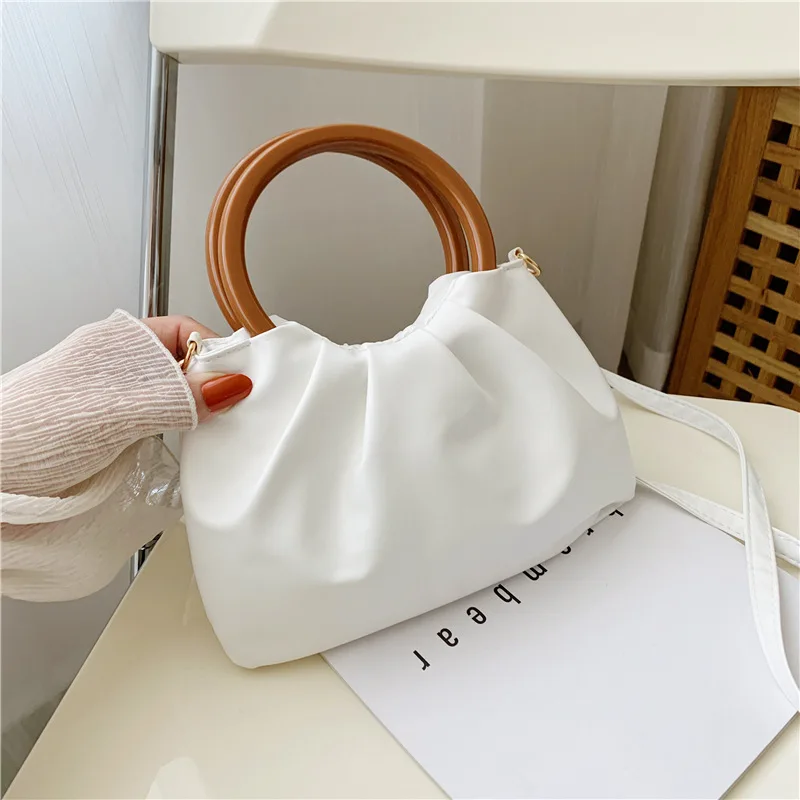 Нова мода 2022 Годишният дизайн на Нов продукт Чанта на едно рамо с дървена дръжка Ръчна чанта в сгънат вид Облак чанта Дамска чанта Tide